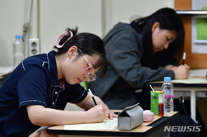 [광주=뉴시스] 이영주 기자 = 2023년 전국연합학력평가가 열린 1일 오전 광주 북구 경신여고에서 재학생들이 1교시 국어 시험에 응시하고 있다. 2023.06.01. leeyj2578@newsis.com