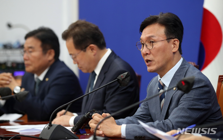 [서울=뉴시스] 고범준 기자 = 김민석 더불어민주당 정책위의장이 1일 오전 서울 여의도 국회에서 열린 정책조정회의에서 발언을 하고 있다. 2023.06.01. bjko@newsis.com