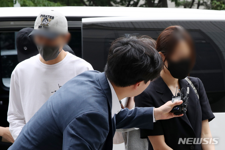 [서울=뉴시스] 조성우 기자 = 소시에테제네랄(SG)증권발(發) 주가 폭락 사태를 수사하는 검찰이 주가조작 의혹에 연루된 H업체 사내이사 장 모 씨(맨 오른쪽), 이 업체 감사이자 인터넷 매체 대표인 조 모 씨(왼쪽 두 번째)를 19일 구속 기소했다. 사진은 장씨 등이 지난 1일 오전 서울 양천구 서울남부지방법원에서 열린 구속 전 피의자 심문(영장실질심사)에 출석는 모습. 2023.06.01. xconfind@newsis.com