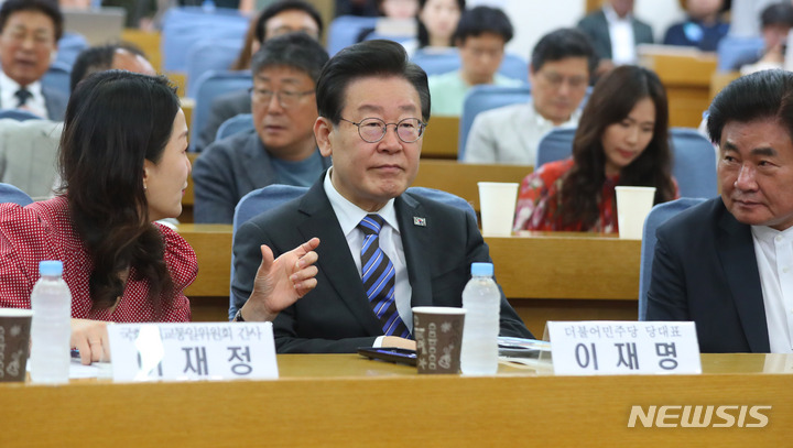 [서울=뉴시스] 추상철 기자 = 이재명 더불어민주당 대표가 1일 오전 서울 여의도 국회에서 열린 '후쿠시마 사고원전 오염수 방류 시도와 민생대책 방안 긴급간담회'에 참석해 이재정 의원과 대화하고 있다. 2023.06.01. scchoo@newsis.com