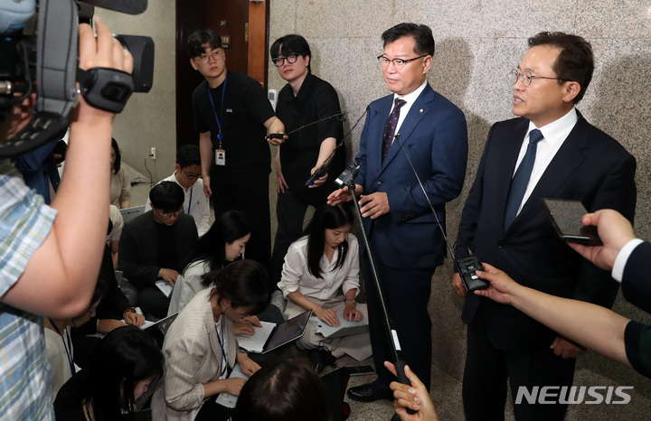 [서울=뉴시스] 이영환 기자 = 이양수 국민의힘 원내수석부대표와 송기헌 더불어민주당 원내수석부대표가 1일 오전 서울 여의도 국회에서 회동을 마친 후 취재진의 질문에 답하고 있다. 2023.06.01. 20hwan@newsis.com