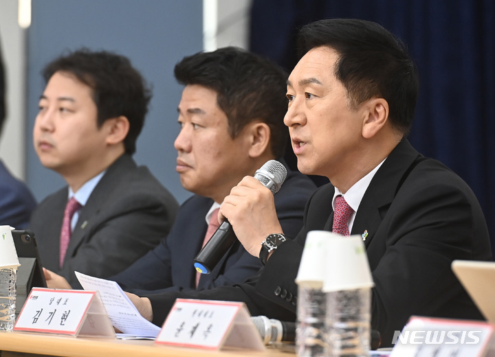 [수원=뉴시스] 김종택 기자 = 김기현 국민의힘 대표가 1일 오전 경기도 수원시 국민의힘 경기도당에서 열린 현장 최고위원회의에서 발언하고 있다. 2023.06.01. jtk@newsis.com