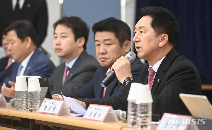 [수원=뉴시스] 김종택 기자 = 김기현 국민의힘 대표가 1일 오전 경기도 수원시 국민의힘 경기도당에서 열린 현장 최고위원회의에서 발언하고 있다. 2023.06.01. jtk@newsis.com