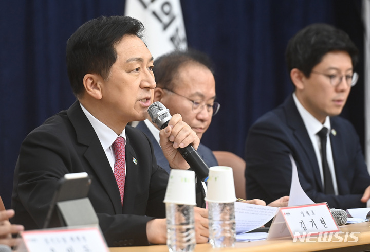 [수원=뉴시스] 김종택 기자 = 김기현 국민의힘 대표가 1일 오전 경기도 수원시 국민의힘 경기도당에서 열린 현장 최고위원회의에서 발언하고 있다. 2023.06.01. jtk@newsis.com