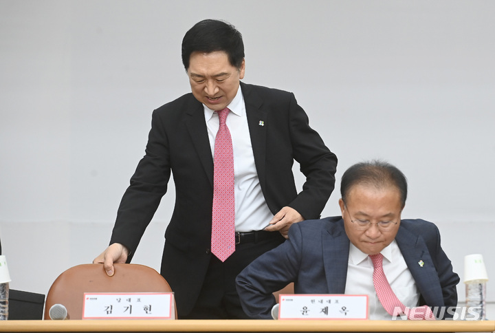 [수원=뉴시스] 김종택 기자 = 김기현 국민의힘 대표가 1일 오전 경기도 수원시 국민의힘 경기도당에서 열린 현장 최고위원회의에 참석하고 있다. 2023.06.01. jtk@newsis.com