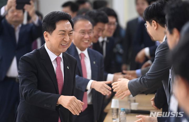 [수원=뉴시스] 김종택 기자 = 김기현 국민의힘 대표가 1일 오전 경기도 수원시 국민의힘 경기도당에서 열린 현장 최고위원회의에서 참석자들과 인사하고 있다. 2023.06.01. jtk@newsis.com