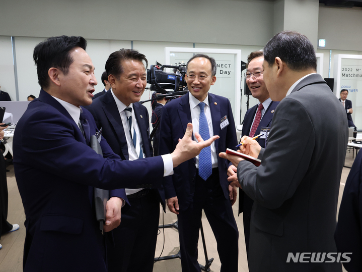 [서울=뉴시스] 전신 기자 = 원희룡(왼쪽부터) 국토교통부 장관, 김영환 충북지사, 추경호 경제부총리, 유정복 인천시장, 박대출 국민의힘 정책위의장이 1일 서울 강서구 서울창업허브 엠플러스에서 열린 제5차 수출전략회의에 앞서 대화하고 있다. (대통령실통신사진기자단) 2023.06.01. photo1006@newsis.com