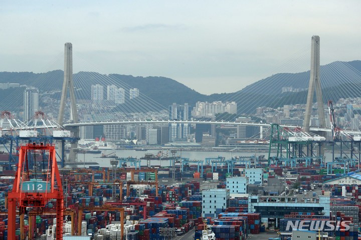 [부산=뉴시스] 하경민 기자 = 산업통상자원부는 지난달 수출이 8개월 연속 감소세를 기록하고, 무역수지도 15개월째 적자를 나타냈다고 1일 밝혔다. 이날 부산 남구 감만부두 야적장에 컨테이너가 가득 쌓여 있다. 2023.06.01. yulnetphoto@newsis.com