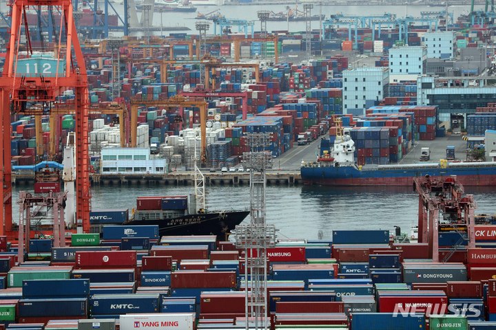[부산=뉴시스] 하경민 기자 = 부산 남구 신선대(아래) 및 감만부두 야적장에 컨테이너가 가득 쌓여 있다. 2023.06.01. yulnetphoto@newsis.com