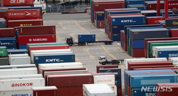 [부산=뉴시스] 하경민 기자 = 산업통상자원부는 지난달 수출이 8개월 연속 감소세를 기록하고, 무역수지도 15개월째 적자를 나타냈다고 1일 밝혔다. 이날 부산 남구 신선대 부두 야적장에서 화물차량이 운행하고 있다.&nbsp; 2023.06.01. yulnetphoto@newsis.com