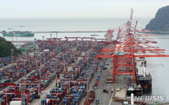 [부산=뉴시스] 하경민 기자 = 산업통상자원부는 지난달 수출이 8개월 연속 감소세를 기록하고, 무역수지도 15개월째 적자를 나타냈다고 1일 밝혔다. 이날 부산 남구 신선대에서 컨테이너가 선적 및 하역작업이 진행되고 있다.&nbsp; 2023.06.01. yulnetphoto@newsis.com
