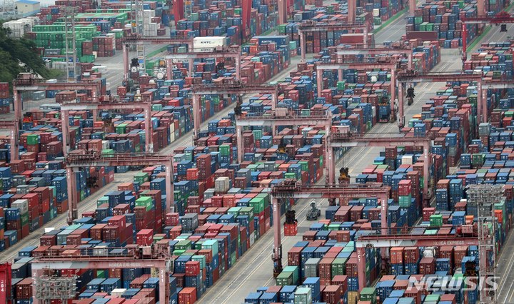 [부산=뉴시스] 하경민 기자 = 산업통상자원부는 지난달 수출이 8개월 연속 감소세를 기록하고, 무역수지도 15개월째 적자를 나타냈다고 1일 밝혔다. 이날 부산 남구 신선대부두 야적장에 컨테이너가 가득 쌓여 있다. 2023.06.01. yulnetphoto@newsis.com