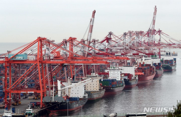 [부산=뉴시스] 하경민 기자 = 산업통상자원부는 지난달 수출이 8개월 연속 감소세를 기록하고, 무역수지도 15개월째 적자를 나타냈다고 1일 밝혔다. 이날 부산 남구 신선대 부두에서 컨테이너가 선적 및 하역작업이 진행되고 있다. 2023.06.01. yulnetphoto@newsis.com