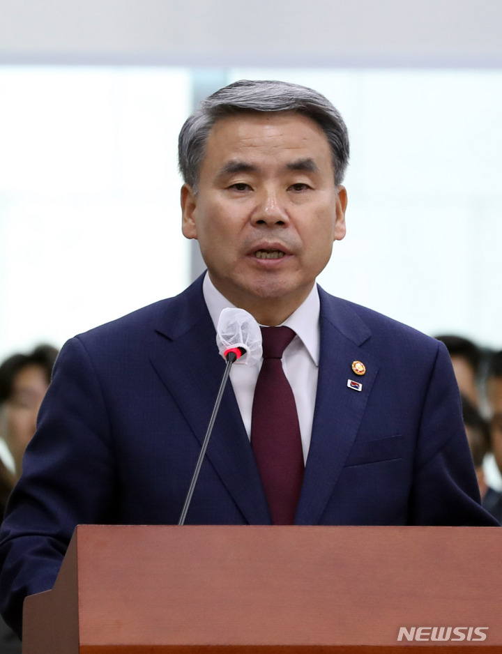 [서울=뉴시스] 전진환 기자 = 이종섭 국방부장관이 1일 오전 서울 여의도 국회에서 열린 국방위원회 전체회의에 출석해 인사말을 하고 있다. 2023.06.01. amin2@newsis.com