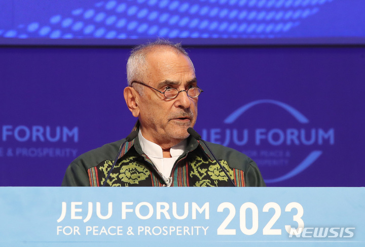 [서귀포=뉴시스] 우장호 기자 = 호세 라모스 오르타 동티모르 대통령이 1일 오전 제주 서귀포시 제주국제컨벤션센터에서 열린 '제18회 평화와 번영을 위한 제주포럼' 개회식에 참석해 기조연설을 하고 있다. 2023.06.01. woo1223@newsis.com