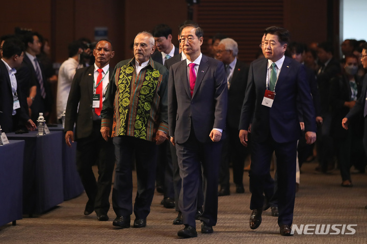 [서귀포=뉴시스] 우장호 기자 = 한덕수 국무총리가 1일 오전 제주 서귀포시 제주국제컨벤션센터에서 열린 '제18회 평화와 번영을 위한 제주포럼' 개회식에 참석하고 있다. 2023.06.01. woo1223@newsis.com