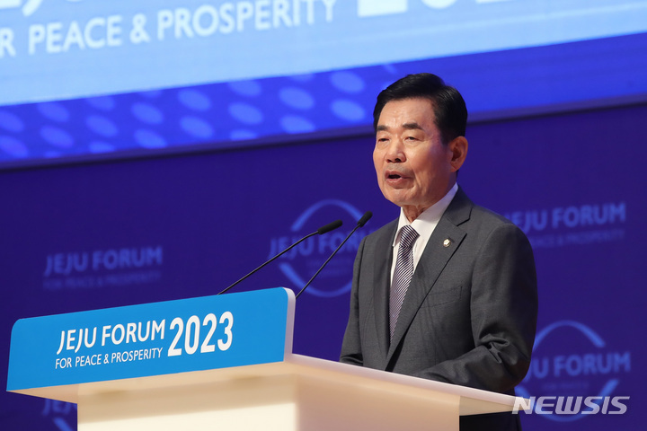 [서귀포=뉴시스] 우장호 기자 = 김진표 국회의장이 1일 오전 제주 서귀포시 제주국제컨벤션센터에서 열린 '제18회 평화와 번영을 위한 제주포럼' 개회식에 참석해 축사를 하고 있다. 2023.06.01. woo1223@newsis.com