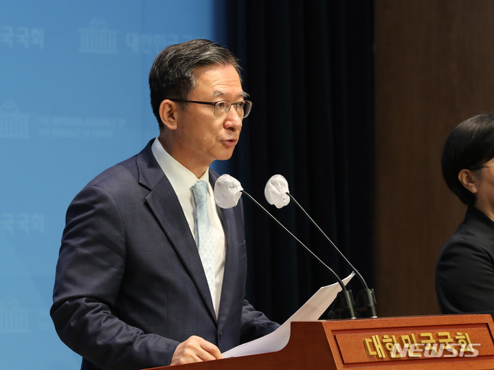 [서울=뉴시스] 전진환 기자 = 국회 형사사법체계개혁 특별위원회 위원장을 맡았던 정성호 더불어민주당 의원이 1일 오전 서울 여의도 국회 소통관에서 특별위원회 활동 기간이 종료에 대해 기자회견을 하고 있다. 2023.06.0.1 amin2@newsis.com