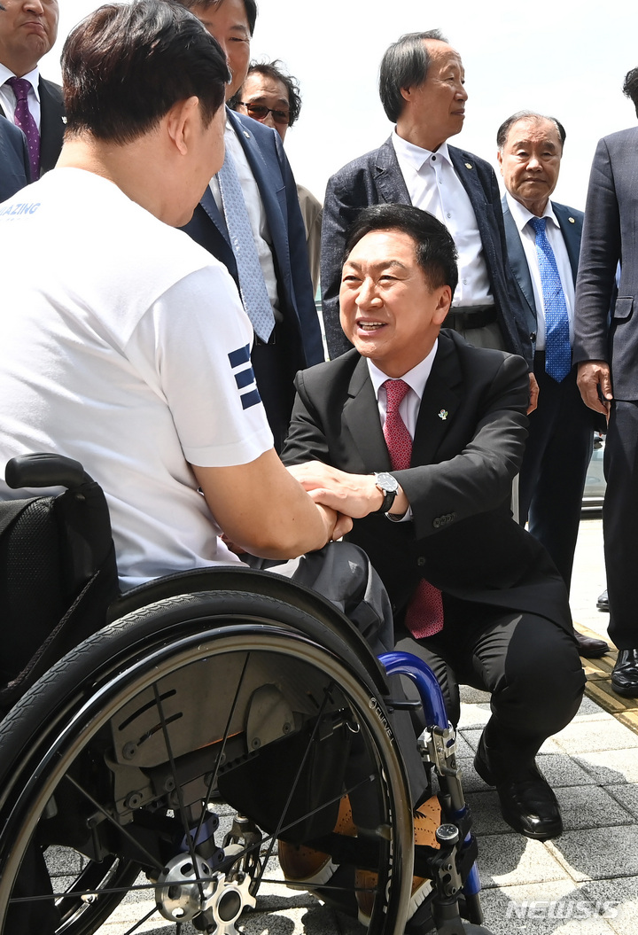 [수원=뉴시스] 김종택 기자 = 김기현 국민의힘 대표가 1일 경기도 수원시 장안구 보훈재활체육센터에서 열린 '해결사 김기현이 간다' 보훈재활체육 활성화를 위한 현장방문에서 상이군경체육회 선수들과 인사하고 있다. 2023.06.01. jtk@newsis.com