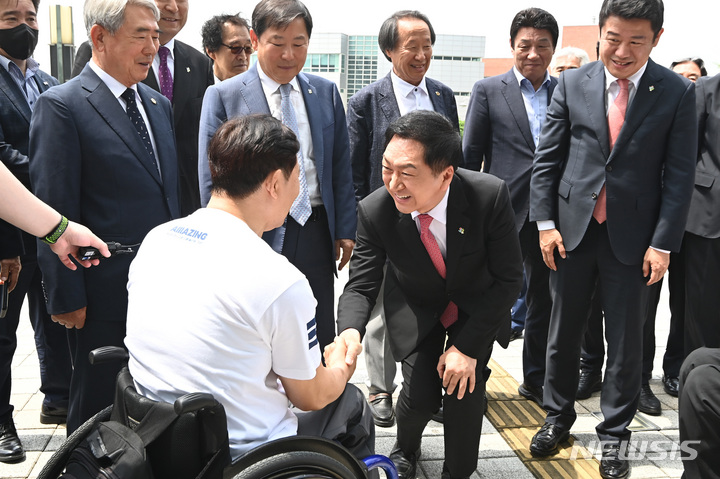 [수원=뉴시스] 김종택 기자 = 김기현 국민의힘 대표가 1일 경기도 수원시 장안구 보훈재활체육센터에서 열린 '해결사 김기현이 간다' 보훈재활체육 활성화를 위한 현장방문에서 상이군경체육회 선수들과 인사하고 있다. 2023.06.01. jtk@newsis.com