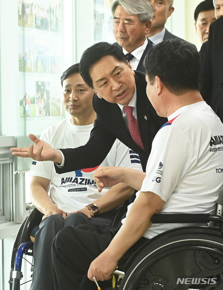 [수원=뉴시스] 김종택 기자 = 김기현 국민의힘 대표가 1일 경기도 수원시 장안구 보훈재활체육센터에서 열린 '해결사 김기현이 간다' 보훈재활체육 활성화를 위한 현장방문에서 상이군경체육회 선수들과 대화하고 있다. 2023.06.01. jtk@newsis.com