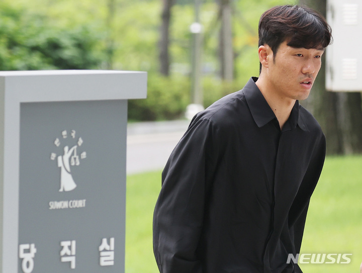 [수원=뉴시스] 김종택 기자 = 병역법 위반 혐의로 기소된 축구 국가대표 출신 공격수 석현준이 1일 경기도 수원시 영통구 수원지방법원에서 열린 1심 선고 공판에 출석하고 있다. 석씨는 축구선수 활동을 위해 해외에서 체류하던 중 병무청으로부터 2019년 6월3일까지 귀국하라는 통보에도 정당한 사유 없이 정해진 기간에 귀국하지 않은 혐의로 재판에 넘겨졌다. (공동취재사진) 2023.06.01. photo@newsis.com