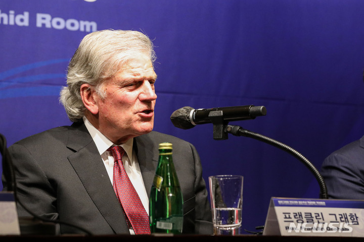 [서울=뉴시스] 권창회 기자 = 빌리그래함전도집회(BGEA) 회장인 프랭클린 그래함 목사가 1일 오후 서울 중구 웨스틴 조선 호텔에서 열린 빌리그래함 전도대회 50주년 기념대회 기자회견에서 취재진의 질문에 답하고 있다. 2023.06.01. kch0523@newsis.com