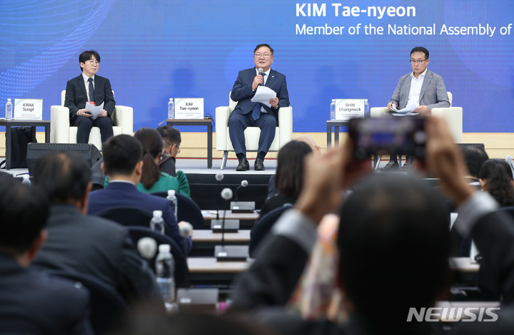 [서귀포=뉴시스] 우장호 기자 = 1일 오후 제주 서귀포시 제주국제컨벤션센터에서 열린 '제18회 평화와 번영을 위한 제주포럼'에서 국회 주최로 한-아세안 리더스포럼 특별세션이 진행되고 있다. 2023.06.01. woo1223@newsis.com