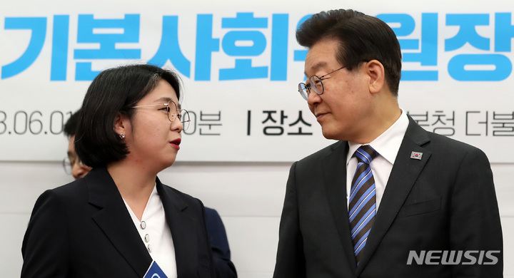 [서울=뉴시스] 이영환 기자 = 더불어민주당 기본사회위원회 위원장인 이재명 대표와 자문단장으로 위촉된 용혜인 기본소득당 상임대표가 1일 오후 서울 여의도 국회에서 열린 기본사회위원회 광역 기본사회위원장 임명장 수여식에서 대화를 하고 있다. 2023.06.01. 20hwan@newsis.com