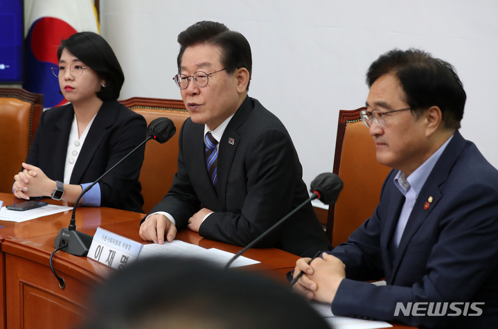 [서울=뉴시스] 이영환 기자 = 더불어민주당 기본사회위원회 위원장인 이재명 대표가 지난 1일 오후 서울 여의도 국회에서 열린 기본사회위원회 광역 기본사회위원장 임명장 수여식에서 인사말을 하고 있다. 2023.06.01. 20hwan@newsis.com