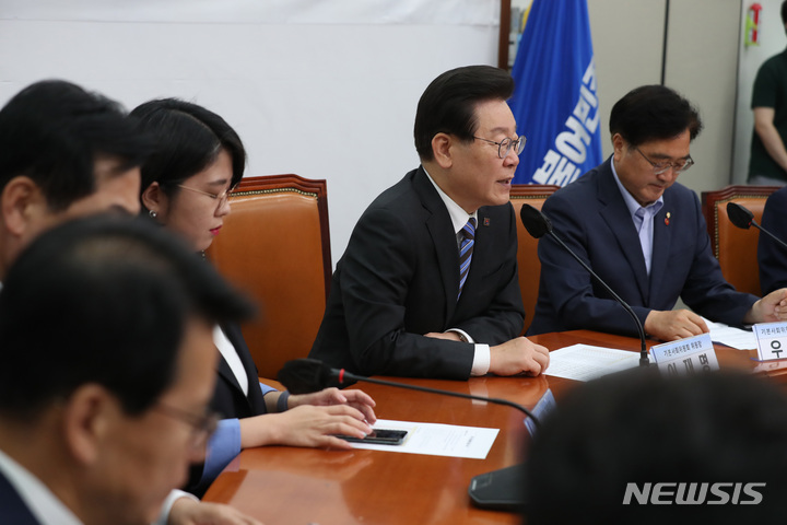 [서울=뉴시스] 이영환 기자 = 더불어민주당 기본사회위원회 위원장인 이재명 대표가 지난 1일 오후 서울 여의도 국회에서 열린 기본사회위원회 광역 기본사회위원장 임명장 수여식에서 인사말을 하고 있다. 2023.06.01. 20hwan@newsis.com