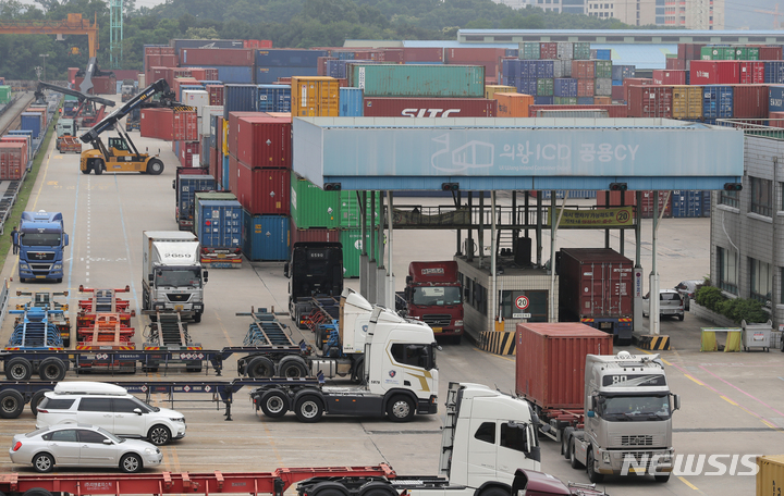 [의왕=뉴시스] 김금보 기자 = 세계 무역 침체에 따른 아시아 국가들의 수출 감소가 미국 등 서방의 인플레이션 완화에 도움을 주고 있다고 25일(현지시간) 월스트리트저널(WSJ)이 분석했다. 사진은 지난 1일 경기 의왕시 의왕내륙컨테이너기지에 운송차량이 드나들고 있는 모습. 