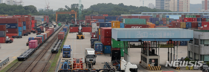 [의왕=뉴시스] 김금보 기자 = 경기 의왕시 의왕내륙컨테이너기지에 운송차량이 드나들고 있다. 2023.06.01. kgb@newsis.com