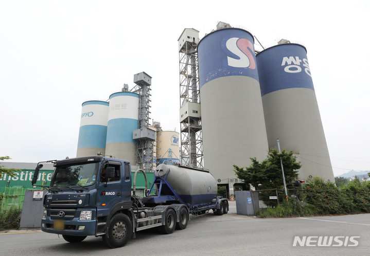 경기 의왕시 한 시멘트 출하공장에 운송차량이 드나들고 있다. 뉴시스 자료사진.