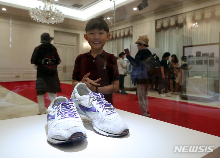 [서울=뉴시스] 김진아 기자 = 1일 서울 종로구 청와대 본관에서 열린 청와대 개방 1주년 기념 특별전시 '우리 대통령들의 이야기-여기 대통령들이 있었다'에서 관람객들이 김영삼 전 대통령의 조깅화 등 전시품을 살펴보고 있다. 문화체육관광부가 오는 8월28일까지 청와대 본관과 춘추관에서 진행하는 이번 전시에서는 대통령들의 삶의 기록을 담은 다채로운 소품과 자료들이 공개된다. 2023.06.01. bluesoda@newsis.com