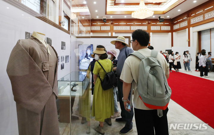 [서울=뉴시스] 김진아 기자 = 1일 서울 종로구 청와대 본관에서 열린 청와대 개방 1주년 기념 특별전시 '우리 대통령들의 이야기-여기 대통령들이 있었다'에서 관람객들이 전시를 살펴보고 있다. 문화체육관광부가 오는 8월28일까지 청와대 본관과 춘추관에서 진행하는 이번 전시에서는 대통령들의 삶의 기록을 담은 다채로운 소품과 자료들이 공개된다. 2023.06.01. bluesoda@newsis.com