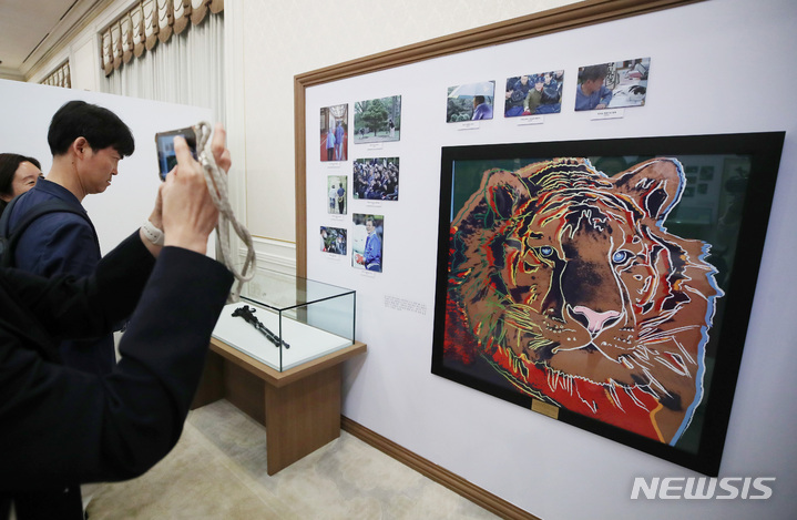 [서울=뉴시스] 김진아 기자 = 1일 서울 종로구 청와대 본관에서 열린 청와대 개방 1주년 기념 특별전시 '우리 대통령들의 이야기-여기 대통령들이 있었다'에서 관람객들이 문재인 전 대통령 관련 전시품을 살펴보고 있다. 문화체육관광부가 오는 8월28일까지 청와대 본관과 춘추관에서 진행하는 이번 전시에서는 대통령들의 삶의 기록을 담은 다채로운 소품과 자료들이 공개된다. 2023.06.01. bluesoda@newsis.com
