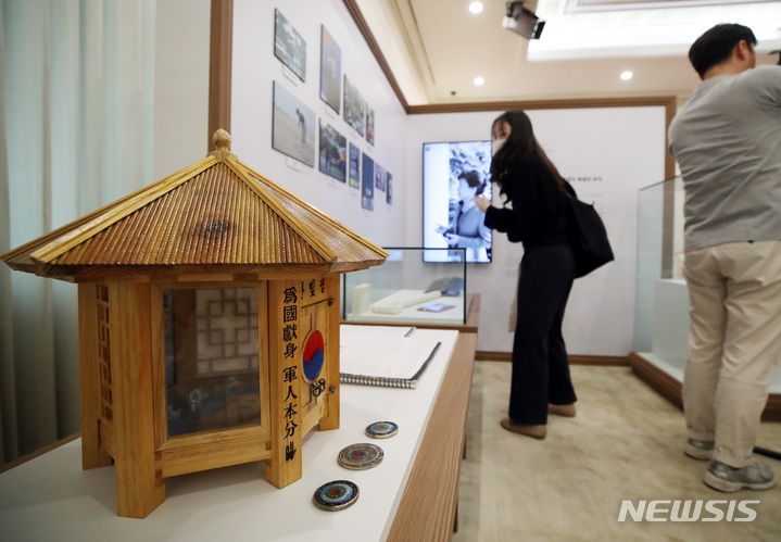 [서울=뉴시스] 김진아 기자 = 1일 서울 종로구 청와대 본관에서 열린 청와대 개방 1주년 기념 특별전시 '우리 대통령들의 이야기-여기 대통령들이 있었다'에서 관람객들이 박근혜 전 대통령 관련 전시품을 살펴보고 있다. 문화체육관광부가 오는 8월28일까지 청와대 본관과 춘추관에서 진행하는 이번 전시에서는 대통령들의 삶의 기록을 담은 다채로운 소품과 자료들이 공개된다. 2023.06.01. bluesoda@newsis.com