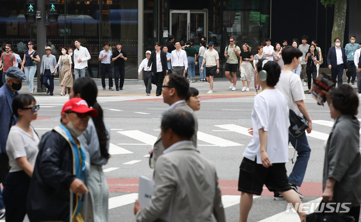 [서울=뉴시스] 황준선 기자 = 1일 오후 서울 종로구 거리에서 시민들이 이동하고 있다. 1일부터 코로나19 위기 경보 수준이 '심각'에서 '경계'로 하향 조정됨에 따라 코로나19 확진자의 격리 의무는 이날 0시를 기해 '7일 의무'에서 '5일 권고'로 조정됐고, 마스크 착용 의무가 남아있던 의원급과 약국에서도 '자율 착용'으로 조정됐다. 2023.06.01. hwang@newsis.com