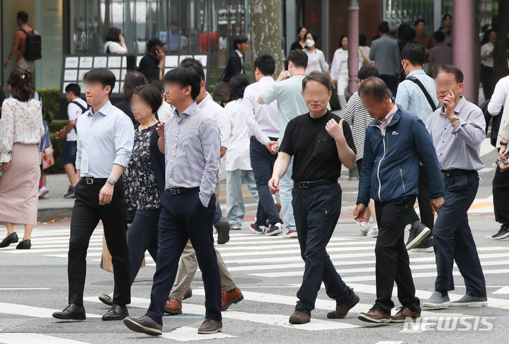 [서울=뉴시스] 황준선 기자 = 지난 1일 오후 서울 종로구 거리에서 시민들이 이동하고 있다. 1일부터 코로나19 위기 경보 수준이 '심각'에서 '경계'로 하향 조정됨에 따라 코로나19 확진자의 격리 의무는 이날 0시를 기해 '7일 의무'에서 '5일 권고'로 조정됐고, 마스크 착용 의무가 남아있던 의원급과 약국에서도 '자율 착용'으로 조정됐다. 2023.06.01. hwang@newsis.com