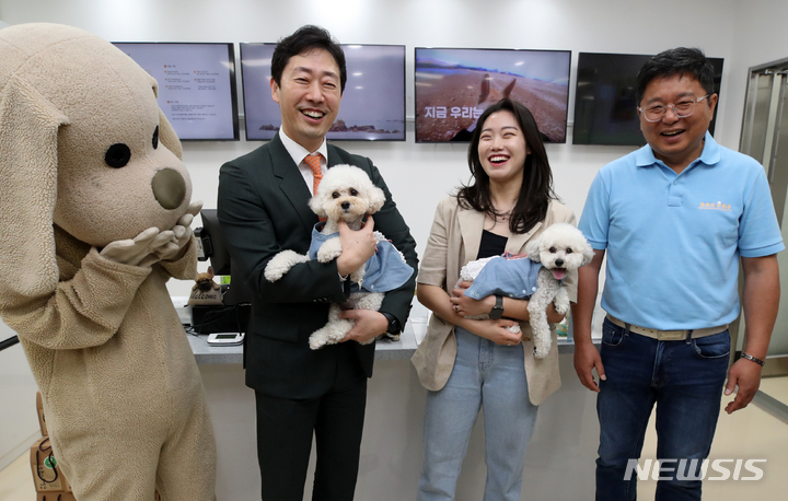 [서울=뉴시스] 조성우 기자 = 윤형중 한국공항공사 사장이 1일 오후 서울 강서구 김포공항 국내선 여객터미널에서 열린 애견센터 개소식에서 첫 위탁접수 이용객, 반려견과 함께 기념촬영을 하고 있다. 2023.06.01. xconfind@newsis.com