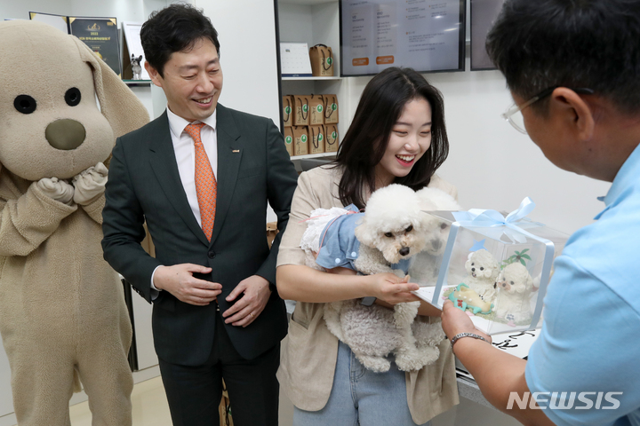 [서울=뉴시스] 조성우 기자 = 윤형중 한국공항공사 사장이 1일 오후 서울 강서구 김포공항 국내선 여객터미널에서 열린 애견센터 개소식에서 첫 위탁접수 이용객, 반려견과 함께 기념촬영을 하고 있다. 2023.06.01. xconfind@newsis.com