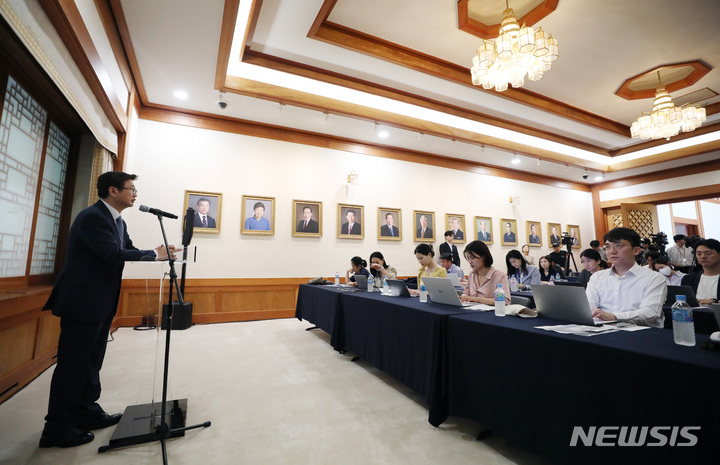 [서울=뉴시스] 김진아 기자 = 박보균 문화체육관광부 장관이 1일 서울 종로구 청와대 본관에서 열린 청와대 개방 1주년 기념 특별전시 '우리 대통령들의 이야기-여기 대통령들이 있었다'에서 브리핑을 하고 있다. 문화체육관광부가 오는 8월28일까지 청와대 본관과 춘추관에서 진행하는 이번 전시에서는 대통령들의 삶의 기록을 담은 다채로운 소품과 자료들이 공개된다. 2023.06.01. bluesoda@newsis.com