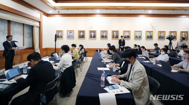 [서울=뉴시스] 김진아 기자 = 박보균 문화체육관광부 장관이 1일 서울 종로구 청와대 본관에서 열린 청와대 개방 1주년 기념 특별전시 '우리 대통령들의 이야기-여기 대통령들이 있었다'에서 브리핑을 하고 있다. 문화체육관광부가 오는 8월28일까지 청와대 본관과 춘추관에서 진행하는 이번 전시에서는 대통령들의 삶의 기록을 담은 다채로운 소품과 자료들이 공개된다. 2023.06.01. bluesoda@newsis.com