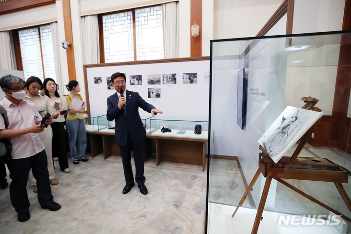 [서울=뉴시스] 김진아 기자 = 박보균 문화체육관광부 장관이 1일 서울 종로구 청와대 본관에서 열린 청와대 개방 1주년 기념 특별전시 '우리 대통령들의 이야기-여기 대통령들이 있었다'에서 브리핑을 하고 있다. 문화체육관광부가 오는 8월28일까지 청와대 본관과 춘추관에서 진행하는 이번 전시에서는 대통령들의 삶의 기록을 담은 다채로운 소품과 자료들이 공개된다. 2023.06.01. bluesoda@newsis.com