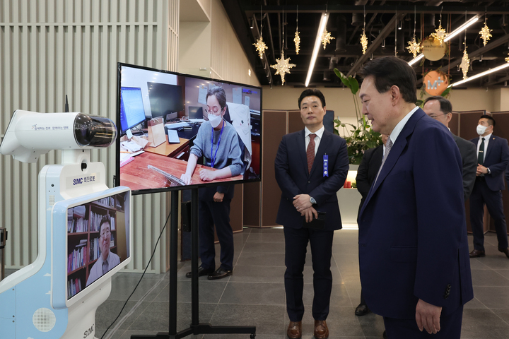 [서울=뉴시스] 윤석열 대통령이 1일 서울 강서구 서울창업허브 엠플러스에서 열린 제5차 수출전략회의에 앞서 삼성서울병원의 회진로봇 체험을 하고 있다. (사진=대통령실 제공) 2023.06.01. photo@newsis.com *재판매 및 DB 금지