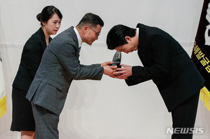 [서울=뉴시스] 사진공동취재단 = 방탄소년단(BTS)의 RM(김남준)이 1일 서울 동작구 국립서울현충원 현충관에서 열린 국방부 유해발굴감식단 홍보대사 위촉식에 참석해 이근원 단장으로부터 위촉패를 수여받고 있다. 2023.06.01. photo@newsis.com