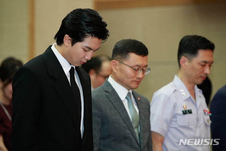 [서울=뉴시스] 사진공동취재단 = 방탄소년단(BTS)의 RM(김남준)이 1일 서울 동작구 국립서울현충원 현충관에서 열린 국방부 유해발굴감식단 홍보대사 위촉식에 참석해 이근원 단장과 묵념하고 있다. 2023.06.01. photo@newsis.com