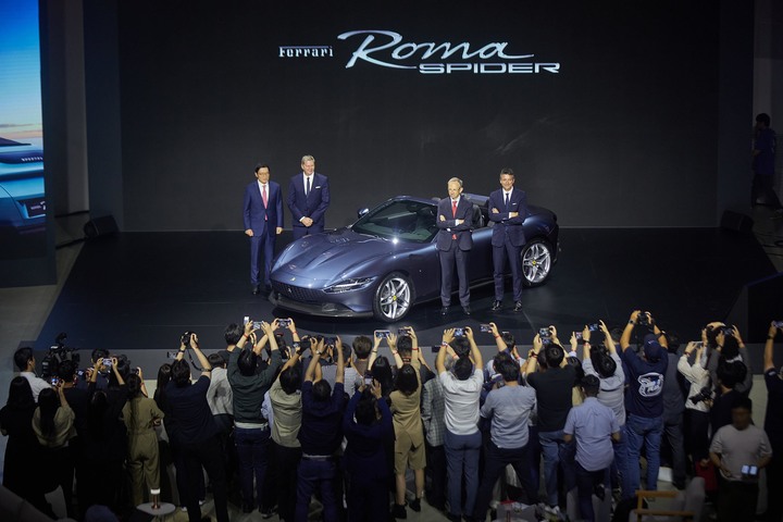 [서울=뉴시스] 1일 서울 중구 동대문디자인플라자(DDP)에서 열린 '우니베르소 페라리(Universo Ferrari)'에서 김광철 FMK 대표이사, 디터 넥텔 페라리 극동 및 중동 지역 총괄 지사장, 베네데토 비냐 페라리 최고경영자, 엔리코 갈리에라 페라리 최고마케팅책임자가 '페라리 로마 스파이더' 와 기념촬영하고 있다. (사진=FMK 제공) 2023.06.01. photo@newsis.com *재판매 및 DB 금지