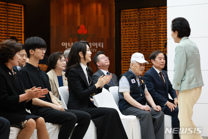 [서울=뉴시스] 윤석열 대통령 부인 김건희 여사가 1일 서울 중구 사랑의열매 회관에서 열린 국가유공자 지원을 위한 기부금 전달식에서 박수치고 있다. (사진=대통령실 제공) 2023.06.01. photo@newsis.com